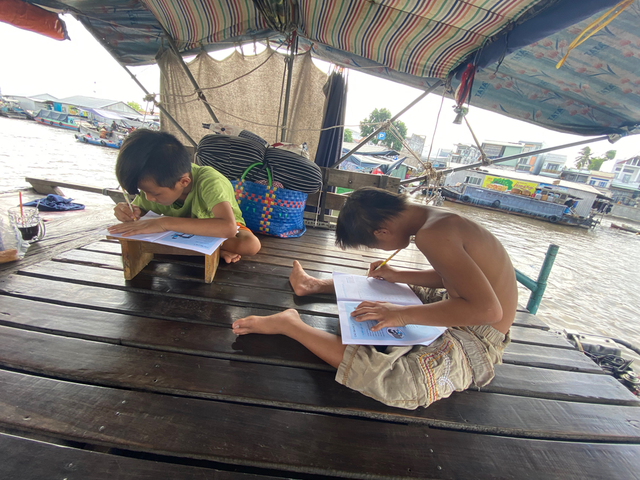 ¿Se hundirá el mercado flotante en el futuro?: Niños a la deriva en el camino del aprendizaje foto 1