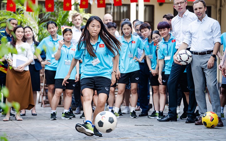 German Embassy exchanges with Vietnam women's team photo 3