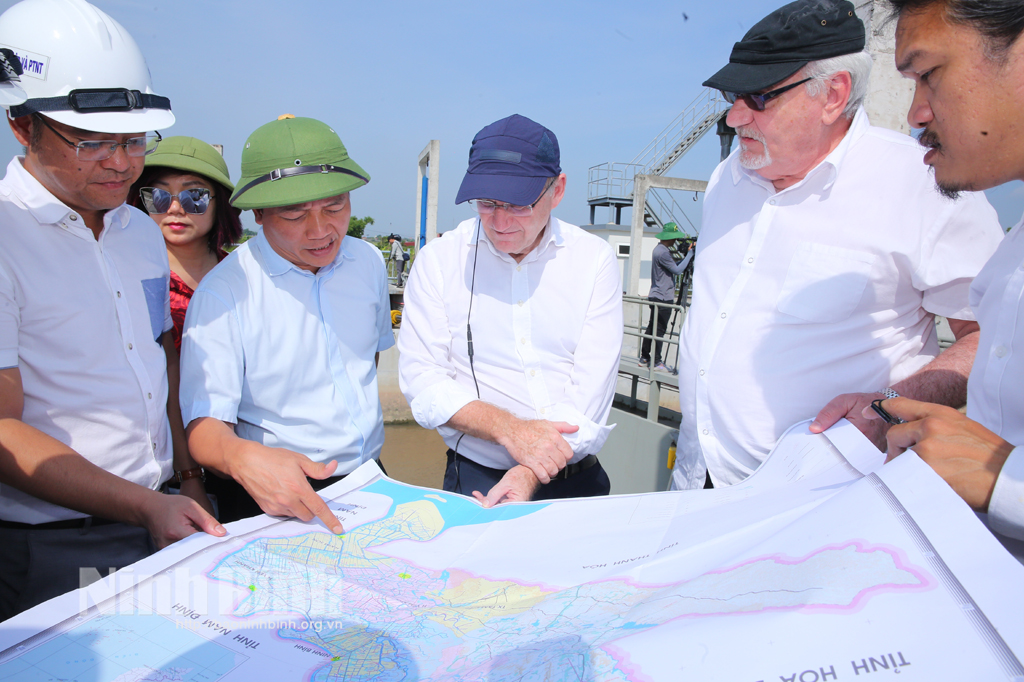 Une délégation de l’Agence Française de Développement a visité deux projets sponsorisés dans le district de Kim Son.