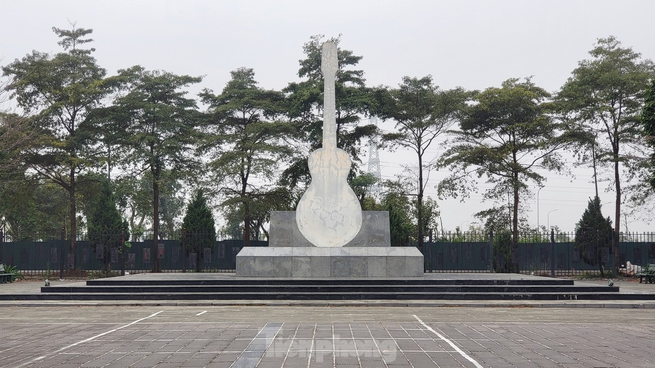 Estado actual del parque con forma de guitarra valorado en 200 mil millones de dongs en Hanoi foto 19