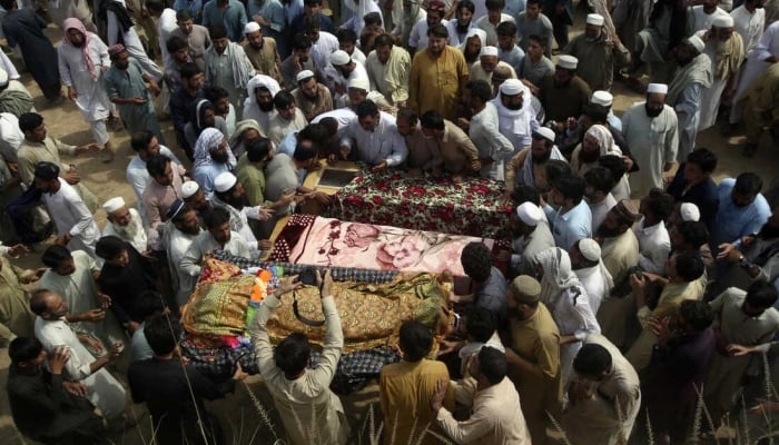 IS suicide bombing escalates unrest in Pakistan