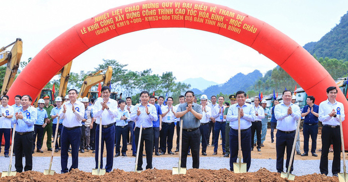 Le Premier ministre assiste à la cérémonie d'inauguration du premier projet d'autoroute de Hoa Binh, d'un coût de 10 000 milliards de VND