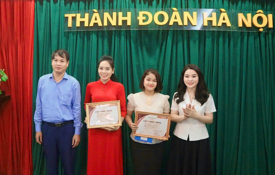 Representatives of the Propaganda Department of the Hanoi Party Committee and the Hanoi Youth Union presented awards to the contestants.