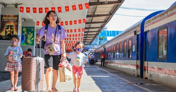 Passagiere strömen zum Bahnhof Hanoi, viele Züge sind ausverkauft