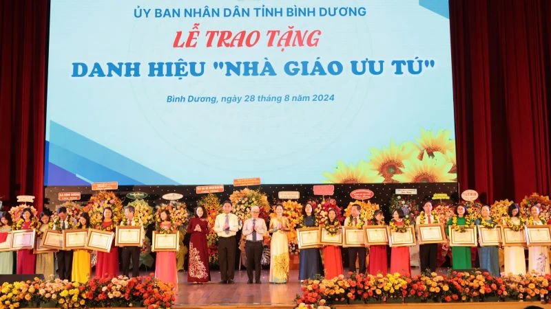 Bình Dương trao danh hiệu “Nhà giáo ưu tú” cho 25 nhà giáo