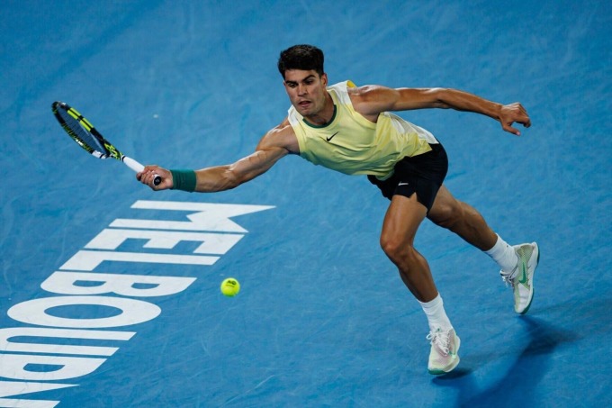 Alcaraz wehrt den Ball während des Spiels gegen Gasquet am 16. Januar auf dem Rod Laver Court in Melbourne, Australien. Foto: AFP