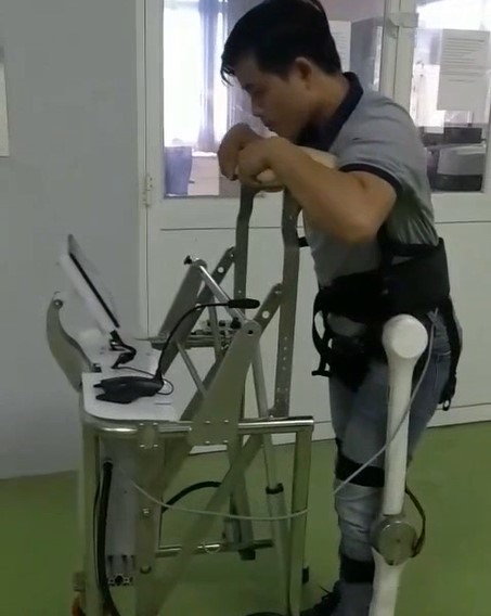 Científico vietnamita crea esqueleto robótico para pacientes con accidente cerebrovascular