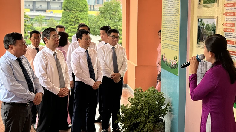 Delegations from Hanoi and Ho Chi Minh City offer incense to commemorate President Ho Chi Minh and President Ton Duc Thang photo 1