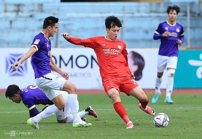 Nguyễn Hoàng Đức (áo đỏ) thi đấu trong trận giao hữu Thể Công Viettel gặp Hà Nội FC, vào chiều 23/1 ở sân Hàng Đẫy. Ảnh: Minh Minh