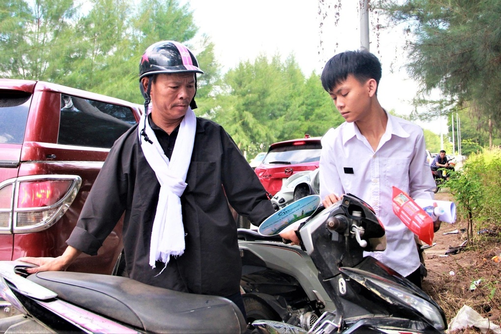Người cha nén nỗi đau mất vợ, quàng khăn tang chở con đi thi tốt nghiệp - 3