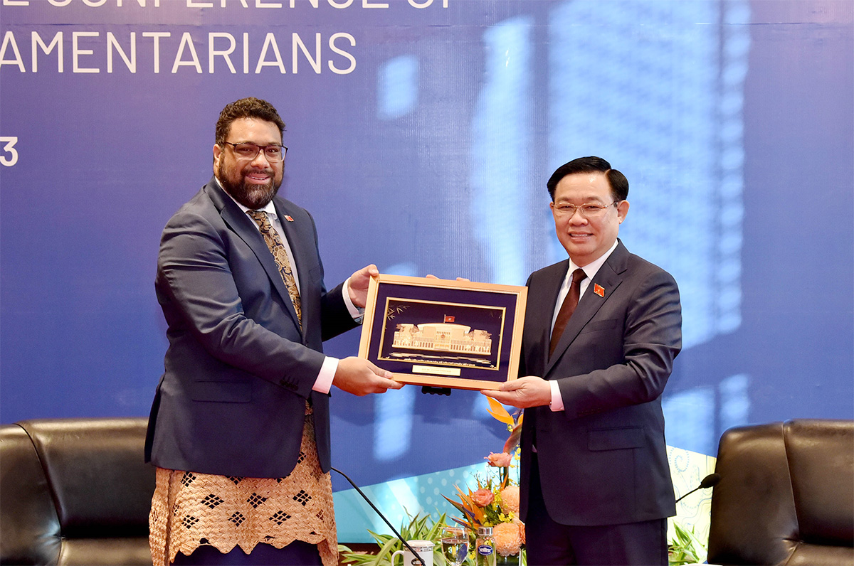 El presidente de la Asamblea Nacional, Vuong Dinh Hue, recibe al presidente del Parlamento del Reino de Tonga -1