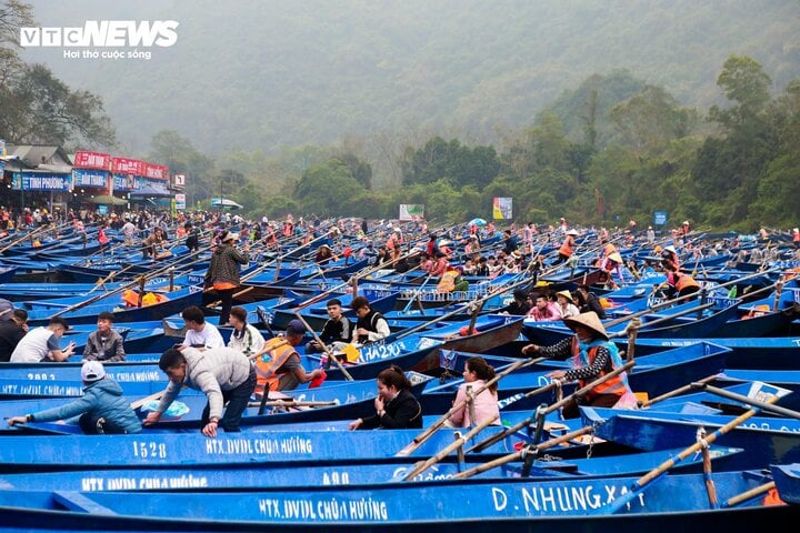 Le service de location de bateaux à la pagode Huong est plein de clients le 6ème jour du Têt. (Photo : Ngo Tran)