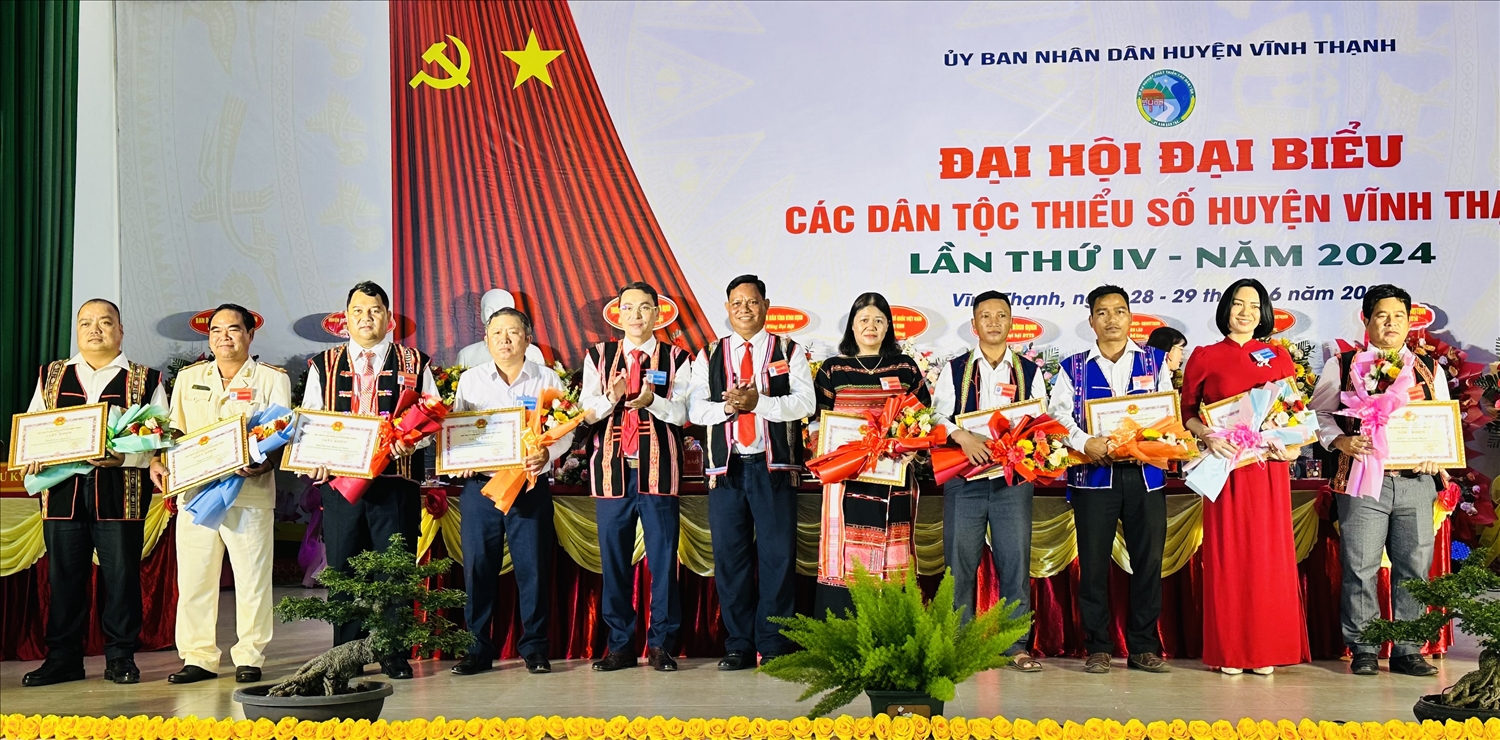 Lãnh đạo Huyện ủy, UBND huyện tặng giấy khen cho các tập thể đạt thành tích xuất sắc trong công tác dân tộc giai đoạn 2019 - 2024