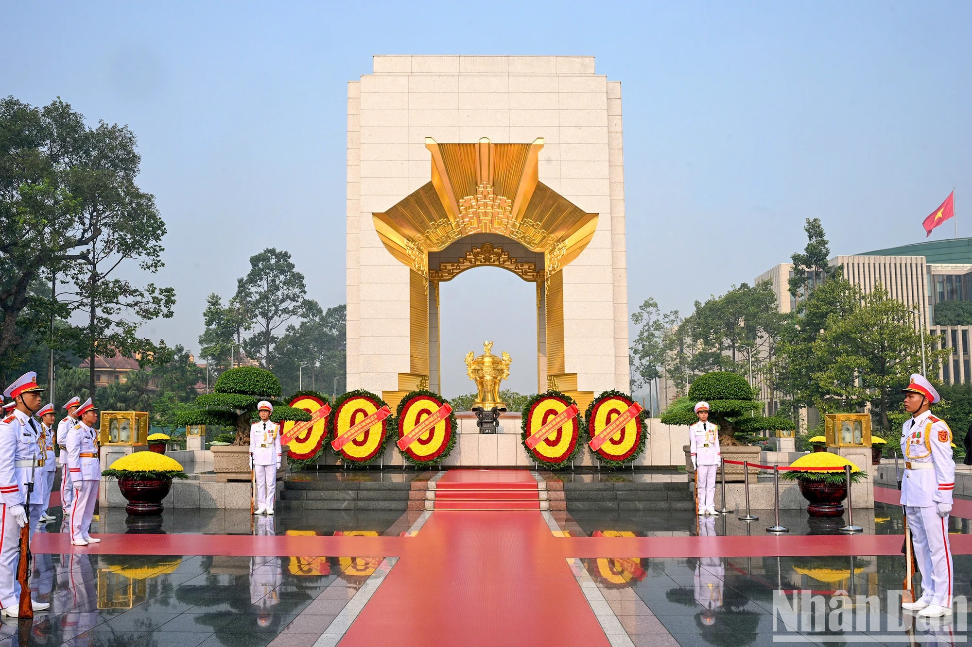 [Photo] Party and State leaders visit Ho Chi Minh Mausoleum and commemorate heroes and martyrs on the occasion of the 70th anniversary of the Liberation of the Capital photo 7