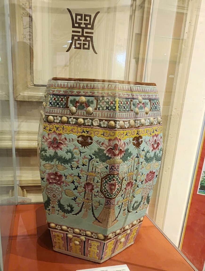 ホーチミン市で展示されているフエ地方フースアン地方の貴重な骨董品のクローズアップ写真5