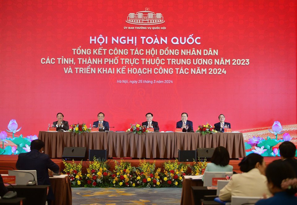 Nationale Konferenz zur Zusammenfassung der Arbeit der Volksräte der Provinzen und Städte im Jahr 2023 und Die Umsetzung des Arbeitsplans 2024 fand in Hanoi statt. Intern