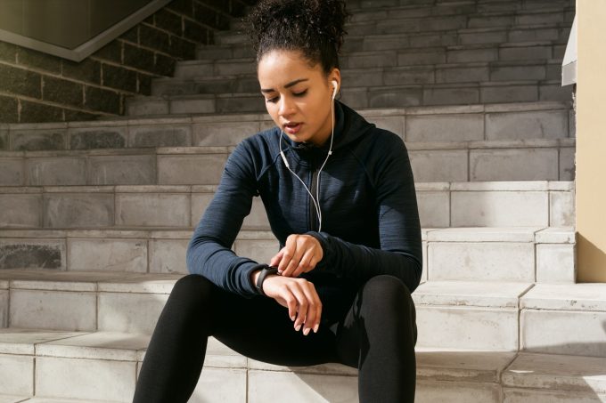 Runner có thể theo dõi HRV bằng các thiết bị chạy bộ thông minh như đồng hồ. Ảnh: Running magazine