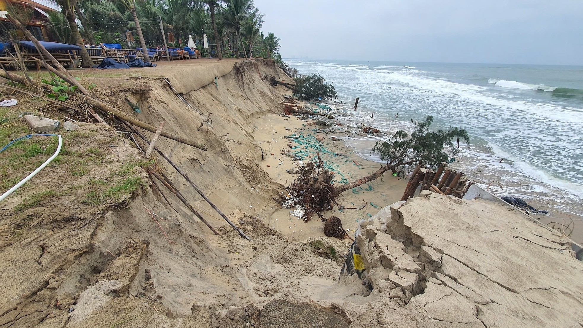 Primer plano del deslizamiento de tierra en la playa de Hoi An que obligó a declarar el estado de emergencia (foto 7)