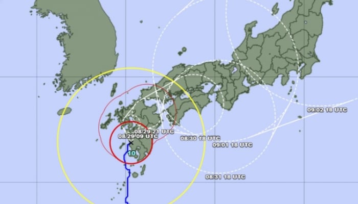 Le super typhon Shanshan commence à frapper le Japon, causant de nombreux dégâts et forçant de grandes entreprises à fermer.