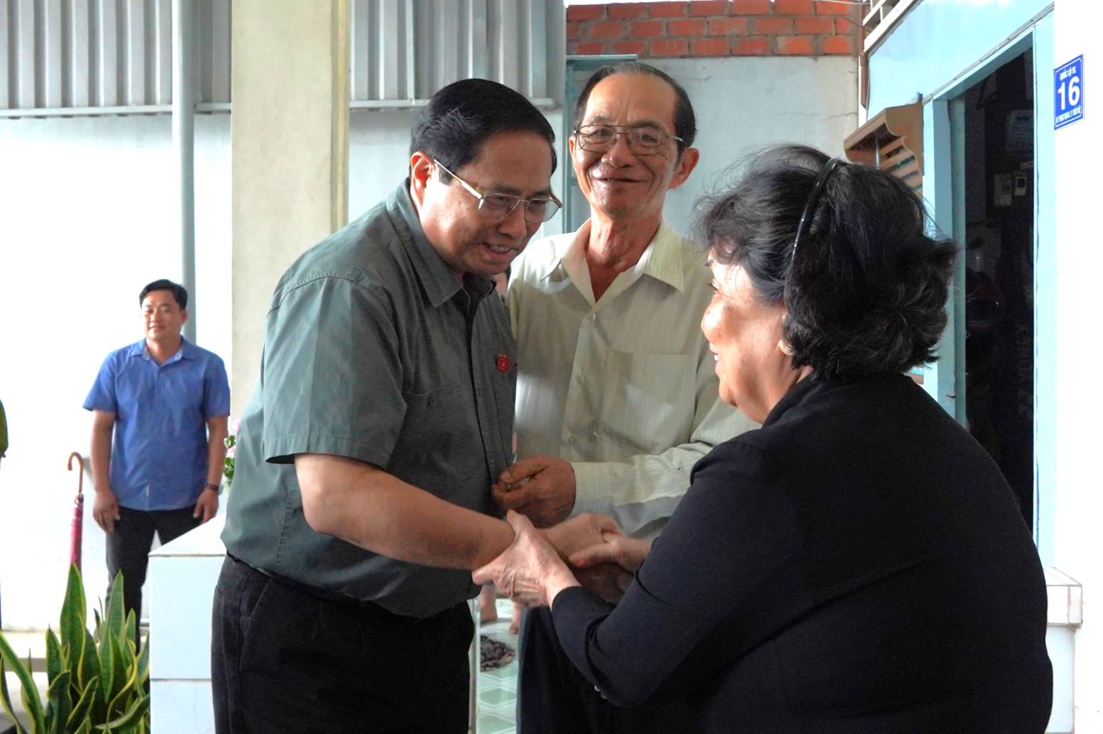 Prime Minister Pham Minh Chinh visits the family of war invalid Le Minh Sang. Photo: Ta Quang