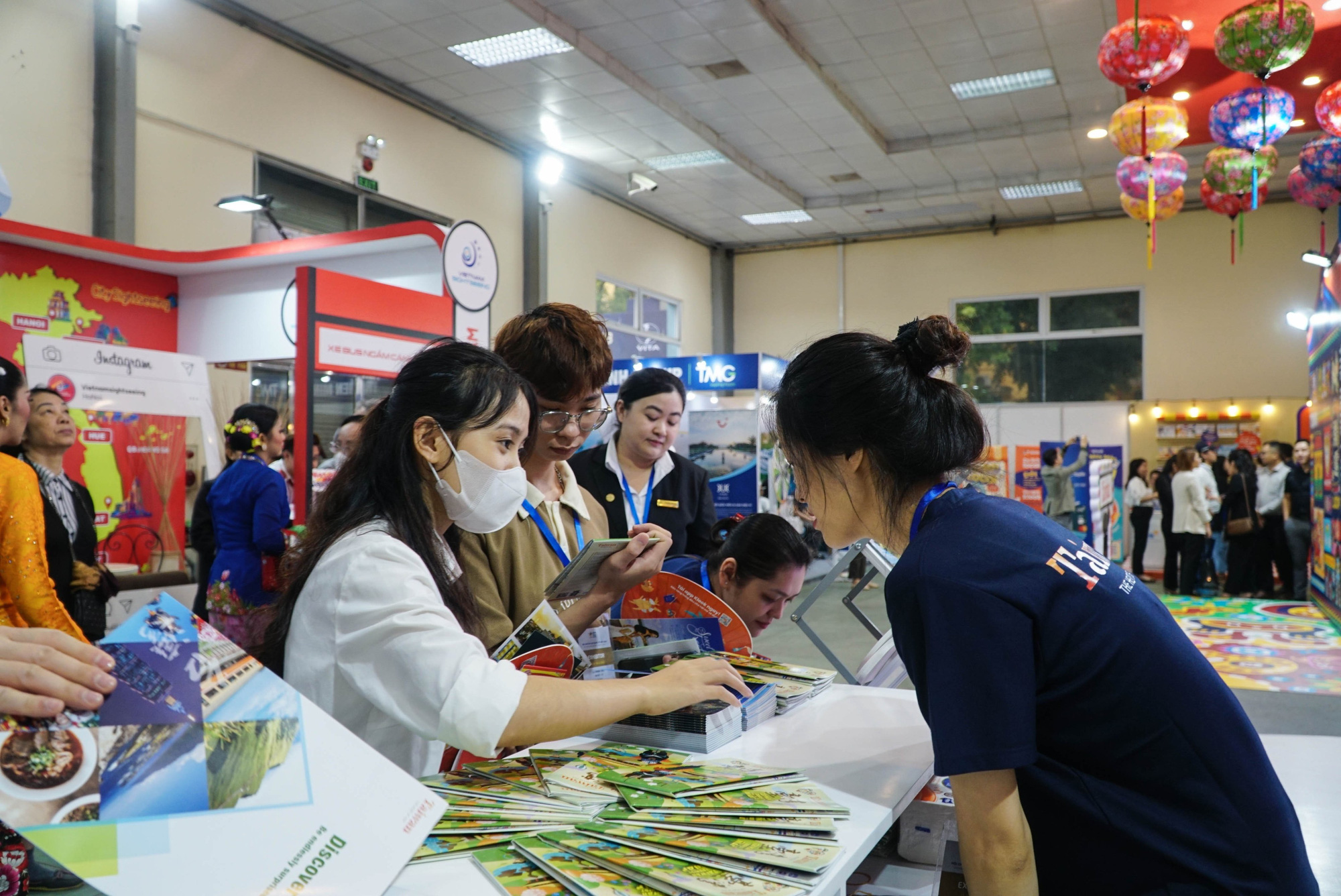 Khách hàng tìm hiểu các tour du lịch - Ảnh minh họa: NGUYỄN HIỀN