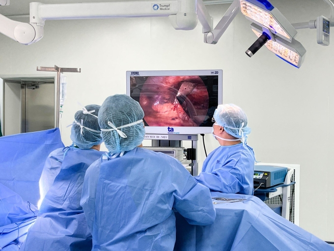 Ärzte des Tam Anh General Hospital in Ho-Chi-Minh-Stadt führten bei Kindern Brustvergrößerungen mit der Nuss-Methode und endoskopischer Unterstützung durch. Foto: Ha Vu