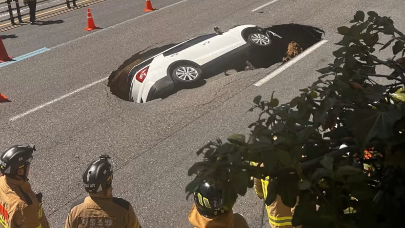 Un hombre se traga un coche en la calle en Seúl, Corea, foto 1