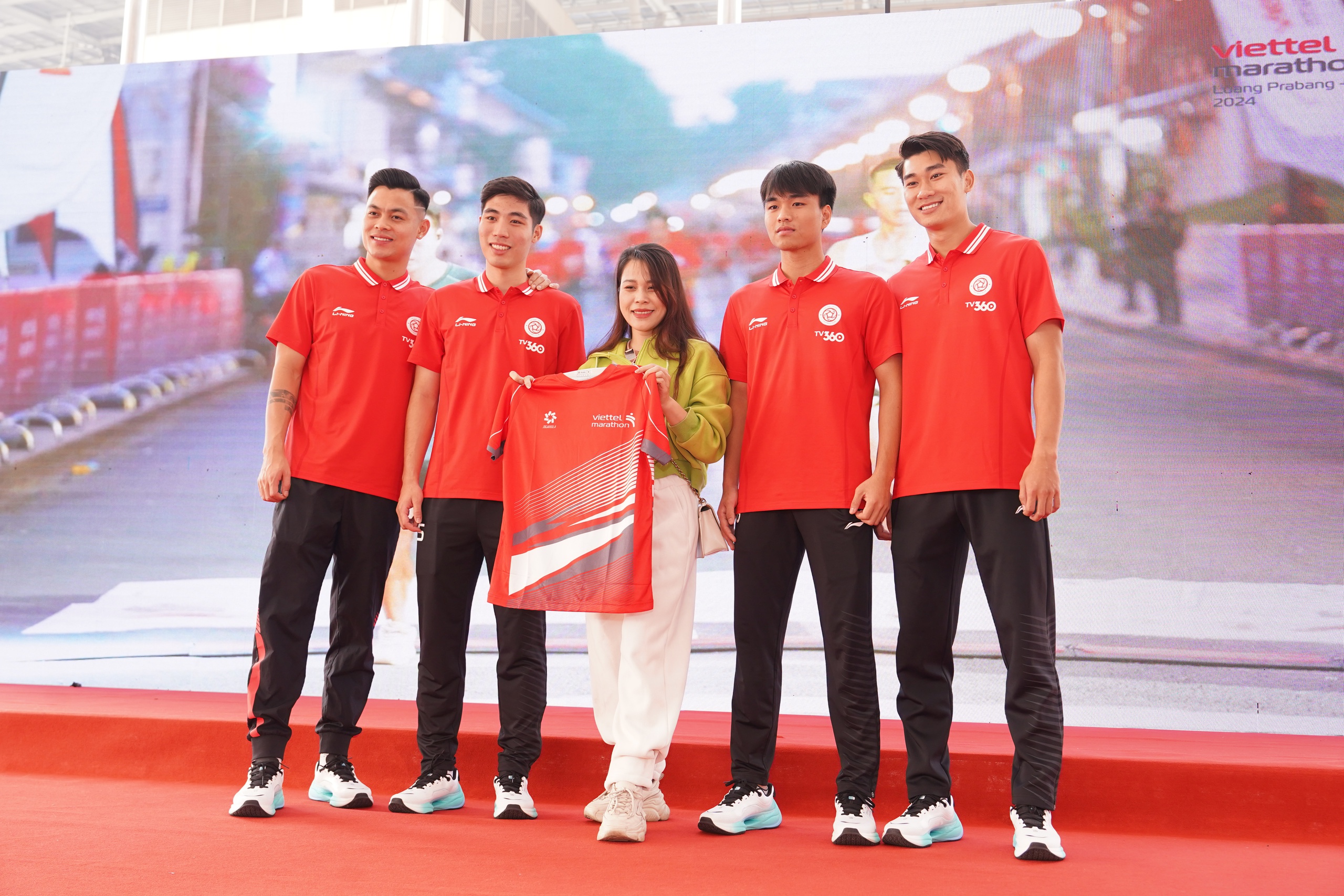 Dàn sao Thể Công Viettel cùng Nguyễn Thị Oanh khuấy động giải Viettel marathon 2024- Ảnh 3.