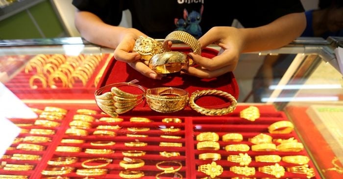 El precio del oro cae drásticamente y alcanza su nivel más bajo en cinco meses