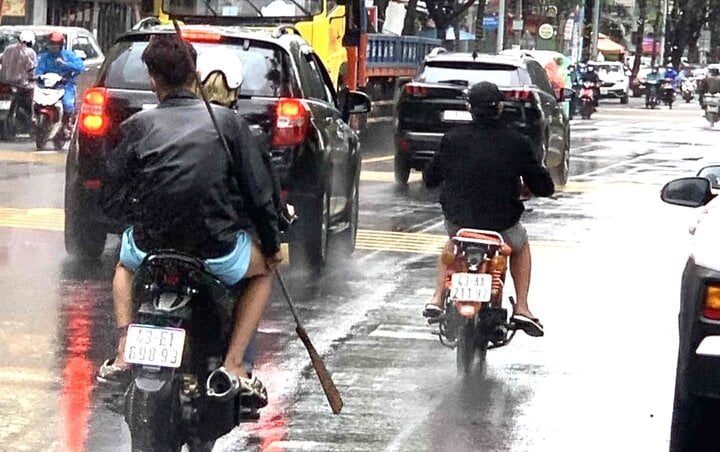 Images of Duy's group carrying knives running around the streets looking for people to slash were provided to the police by local residents.