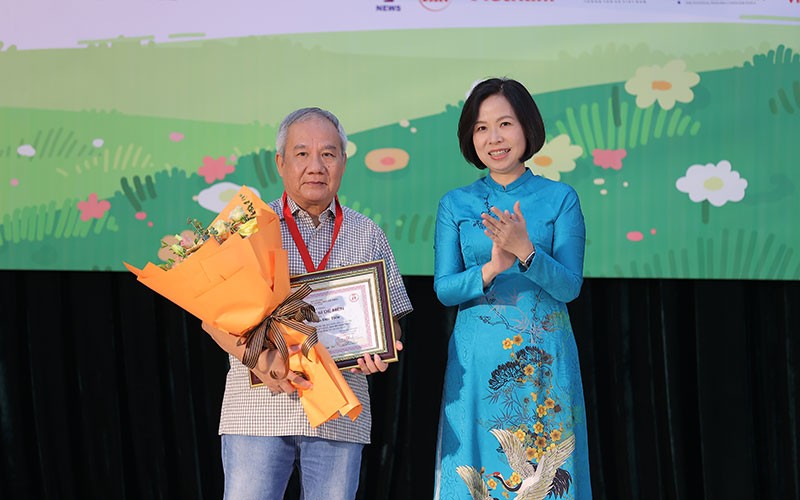 Writer Tran Duc Tien was awarded the 2023 Cricket Knight Award