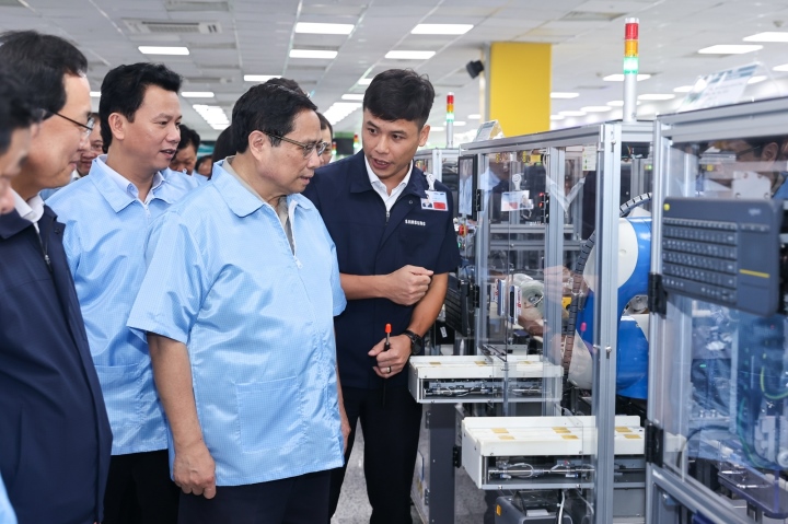 Le Premier ministre visite une chaîne de production d'équipements électroniques. (Photo : VGP)