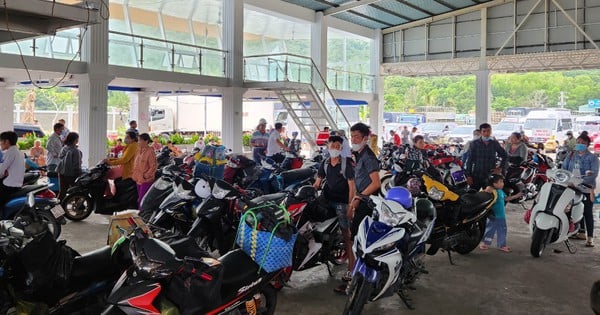 Des centaines de touristes sont assis au port en attendant que les bateaux et les ferries quittent l'île de Phu Quoc.