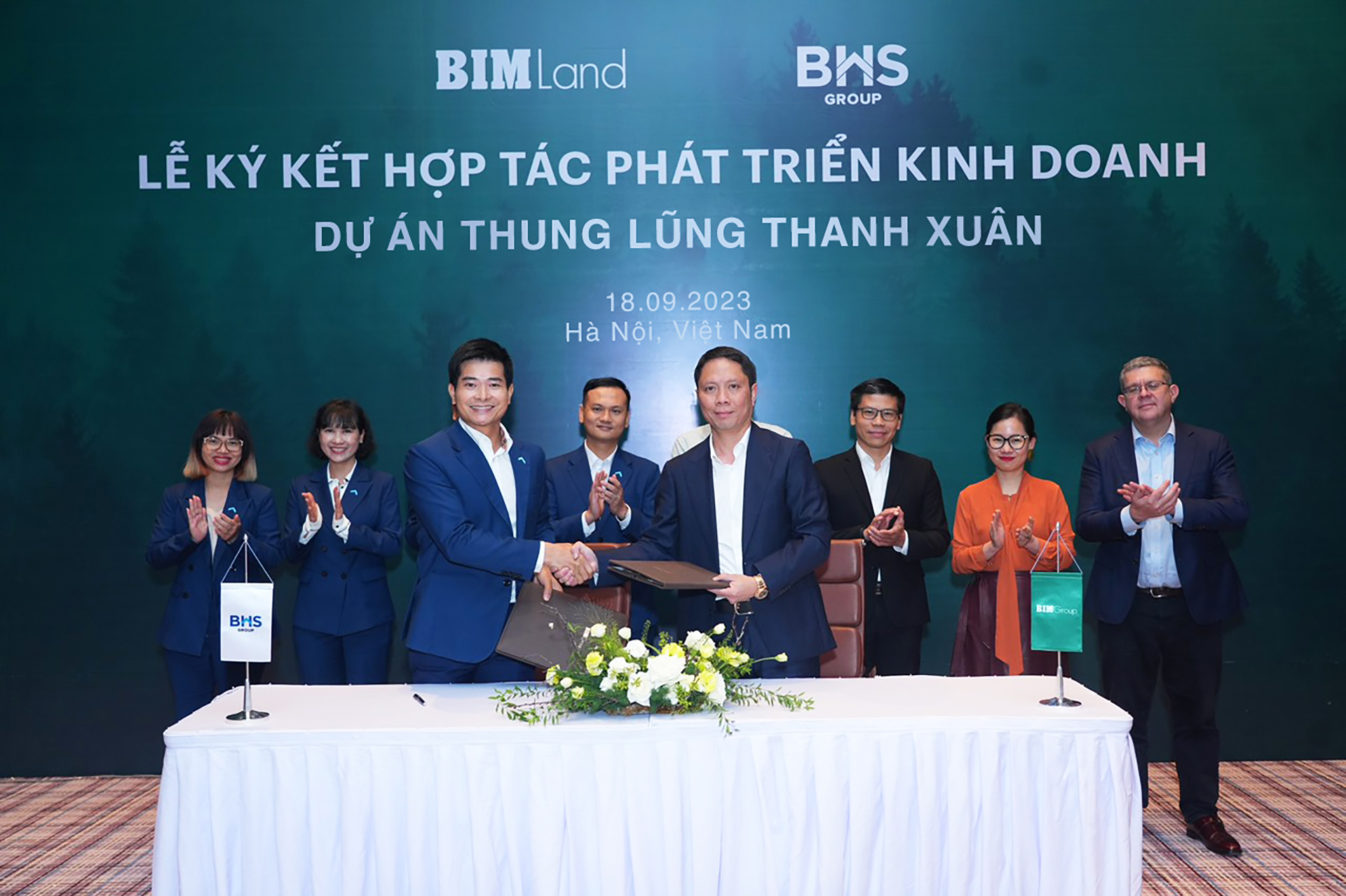 Ông Nguyễn Thọ Tuyển, Chủ tịch HĐQT BHS Group (trái) và ông Lê Minh Dũng, Phó chủ tịch HĐQT BIM Land, tại lễ ký kết