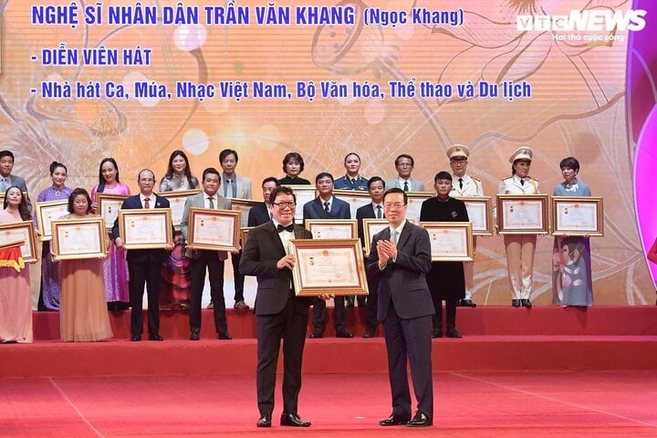 Nam ca sĩ Ngọc Khang nhận danh hiệu NSND. "Danh hiệu NSND là phần thưởng cao quý nhất, là sự ghi nhận của nhân dân và Nhà nước đối với những năm tháng miệt mài, cống hiến cho nền nghệ thuật nước nhà của tôi. Phần thưởng này có ý nghĩa lớn lao trong sự nghiệp, đánh dấu một chặng đường cống hiến của cá nhân tôi. Ngày hôm nay được nhận phần thưởng đó, tôi thấy rất hạnh phúc và tự hào”. Ngọc Khang cho biết danh hiệu NSND là động lực để ông tiếp tục phấn đấu và cống hiến cho nhân dân, Tổ quốc.