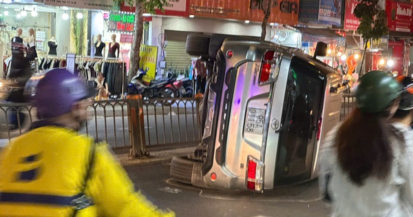 Une voiture à 7 places renversée dans la rue Quang Trung, district de Go Vap