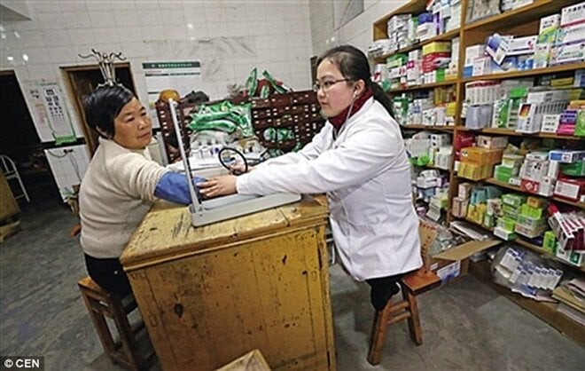 Although Ly Cuc Hong lost both legs, she still strives to fulfill her dream of becoming a doctor to treat people in difficult circumstances. (Photo: Xinhuanet)