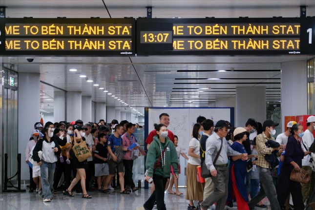 ホーチミン市地下鉄、膨大な数の乗客を迎える（写真1）