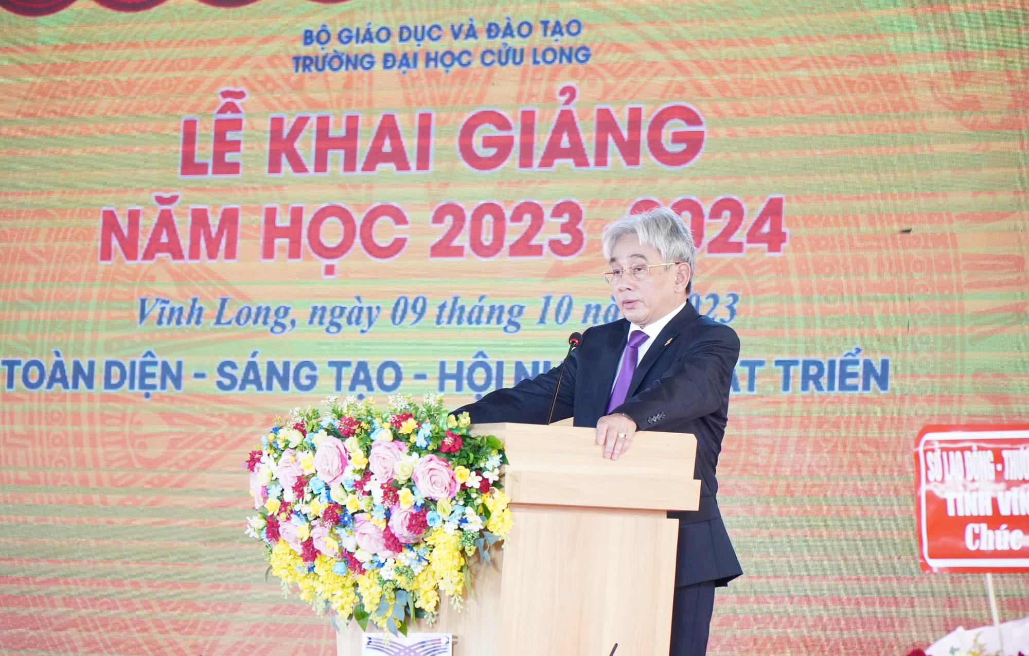 Trường ĐH Cửu Long khai giảng năm học và trao học bổng trị giá 4,4 tỉ đồng - Ảnh 1.