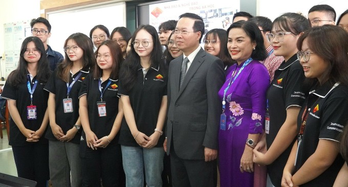 ประธานาธิบดีพบปะพูดคุยกับนักศึกษาคณะวารสารศาสตร์และการสื่อสารในช่วงเช้าวันที่ 13 พฤศจิกายน ภาพ : เล เหงียน