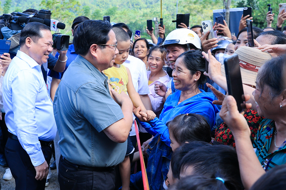 Le Premier ministre Pham Minh Chinh rend visite aux habitants du district de Da Bac - Photo : VGP/Nhat Bac