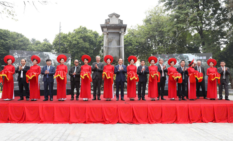 Le secrétaire adjoint du Comité du Parti de la ville, président du Conseil populaire de la ville, Nguyen Ngoc Tuan, chef du comité de pilotage du programme 03-CTr/TU du Comité du Parti de la ville, a assisté à la cérémonie d'inauguration du projet de rénovation du jardin fleuri de Dien Hong (jardin fleuri de Con Coc) dans le district de Hoan Kiem.