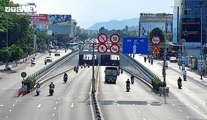 Faire marche arrière dans un tunnel est une violation du code de la route. (Photo : Xuan Tien)