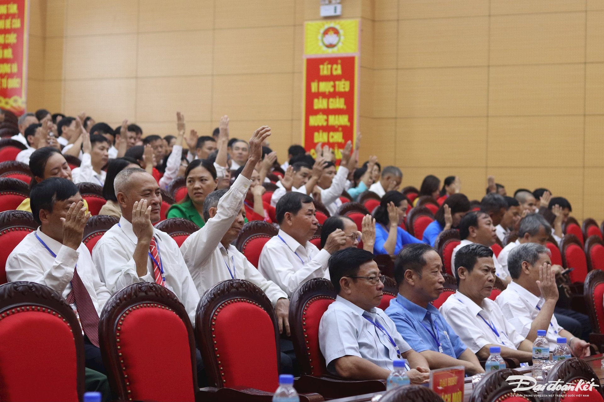 Delegates conducted consultations and nominated a list of personnel for the new Gia Vien District Fatherland Front Committee. Photo: Dinh Minh