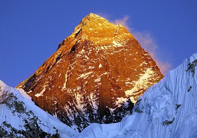記録的な数のエベレスト登山者に許可証が交付される - 写真 1。