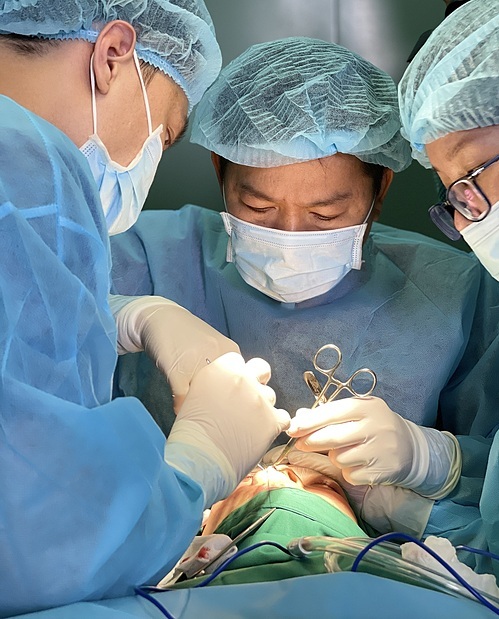 Ärzte operieren einen Patienten. Foto: Suong Nguyen