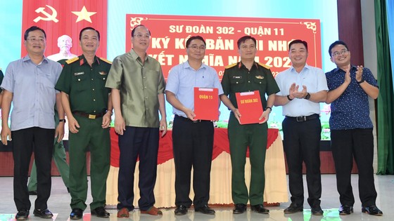 Delegation of Ho Chi Minh City Party Committee visited and worked with officers and soldiers of Division 302. Photo: VIET DUNG