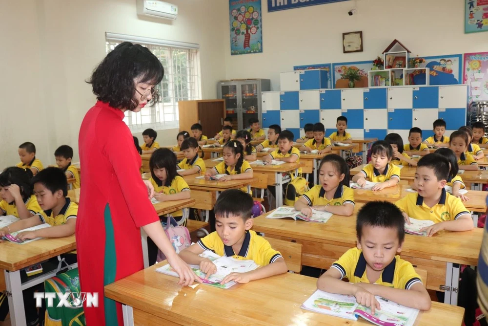 Nach Anhörung der Kommentare hat das Ministerium für Bildung und Ausbildung den Vorschlag, die Studiengebühren für Lehrerkinder zu befreien, aus dem Entwurf des Lehrergesetzes zurückgezogen. (Foto: PV/Vietnam+)