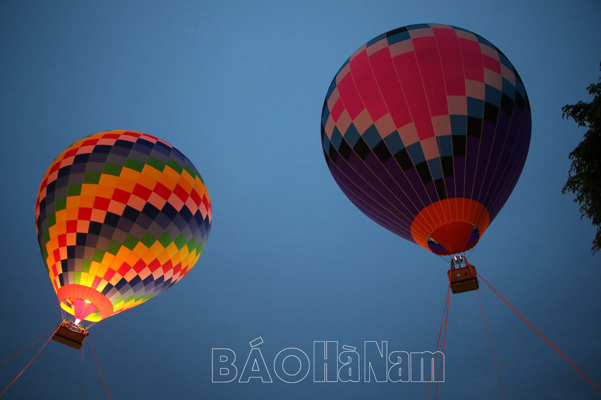 Thousands of people participated in hot air balloon flying experience activities during Ha Nam Culture and Tourism Week 2023