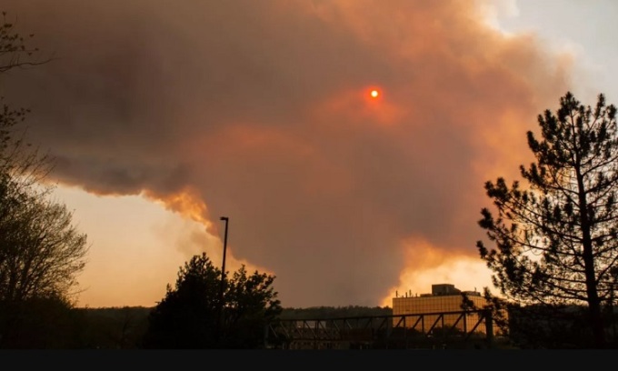 Niebla de humo por los incendios forestales en Canadá. Foto: Abdulkhaled Saad